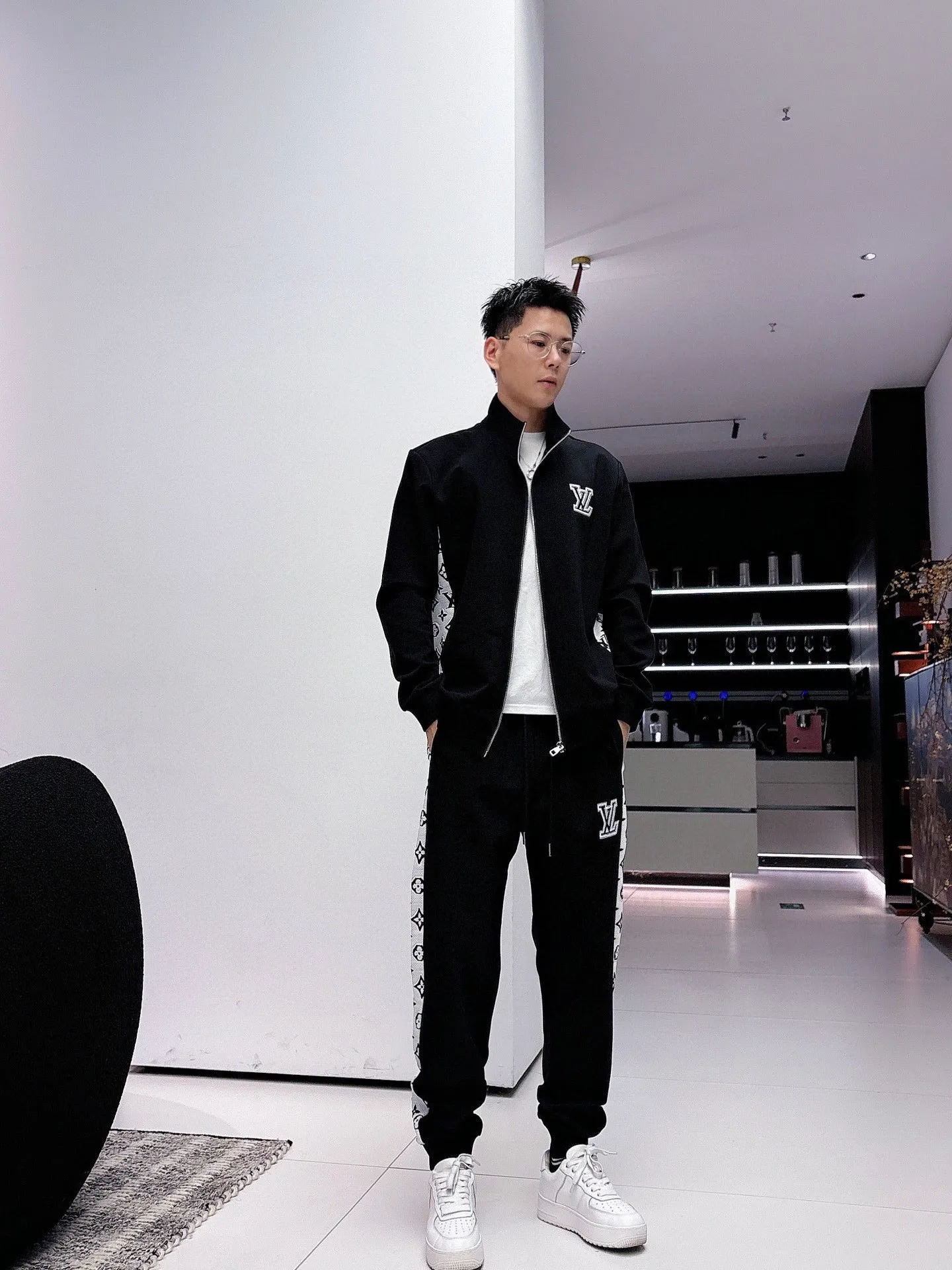 🅿️720 [LV Louis Vuitton] hot-selling suit is coming. Focus on the original version of the official website. 2025 new hot-selling cardigan and sweatshirt suit. The original order is the best. 🇭🇰The meticulous work of top designers. Just for a fitting and perfect upper body effect. All-natural high-quality Tencel Roman cotton 100%, close-fitting comfort, noble and elegant! Original hardware embodies elegance and nobility! Counter size: M-3XL (maximum wear up to 190 pounds)